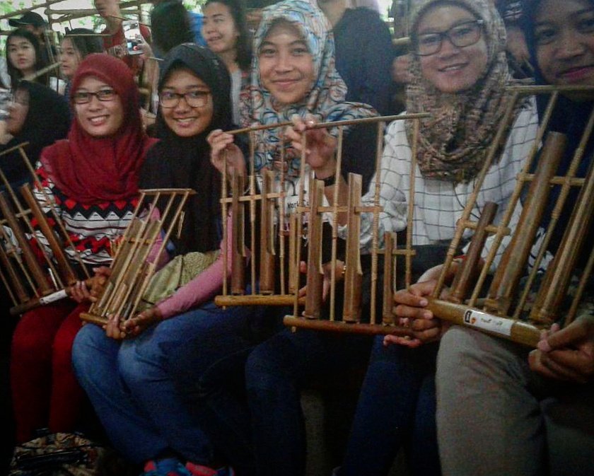 IHTB_UC's tweet photo. Selamat Hari Pendidikan Nasional - 2 Mei 2016. Keep thristy, keep learning. https://t.co/JyTm9ZPFGV