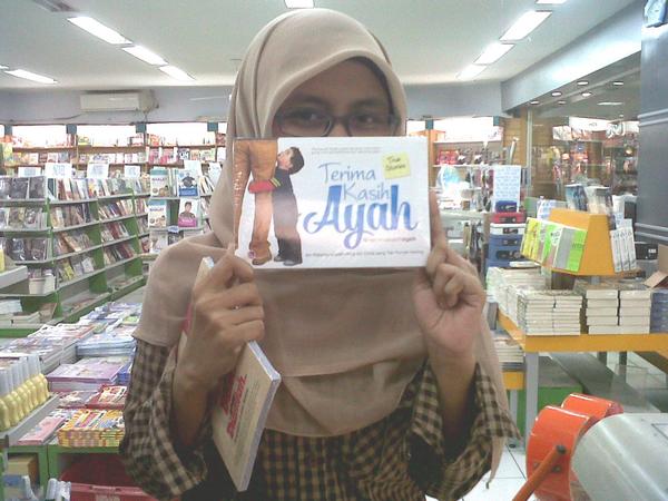 Punggung Ayah ialah penyangga rumah kita. Sayangilah dia selagi masih bisa melihat ia senyum

*Buku TerimakasihAyah