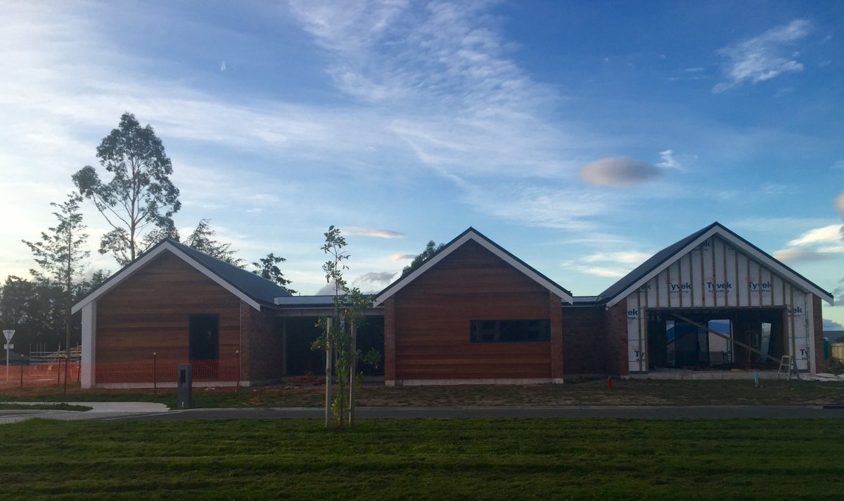 white_building's tweet image. Cedar and white painted brick. Looking magic! #whitebuilding #residentialbuildingwithadifference