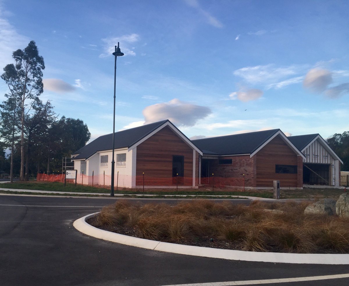 white_building's tweet image. Cedar and white painted brick. Looking magic! #whitebuilding #residentialbuildingwithadifference