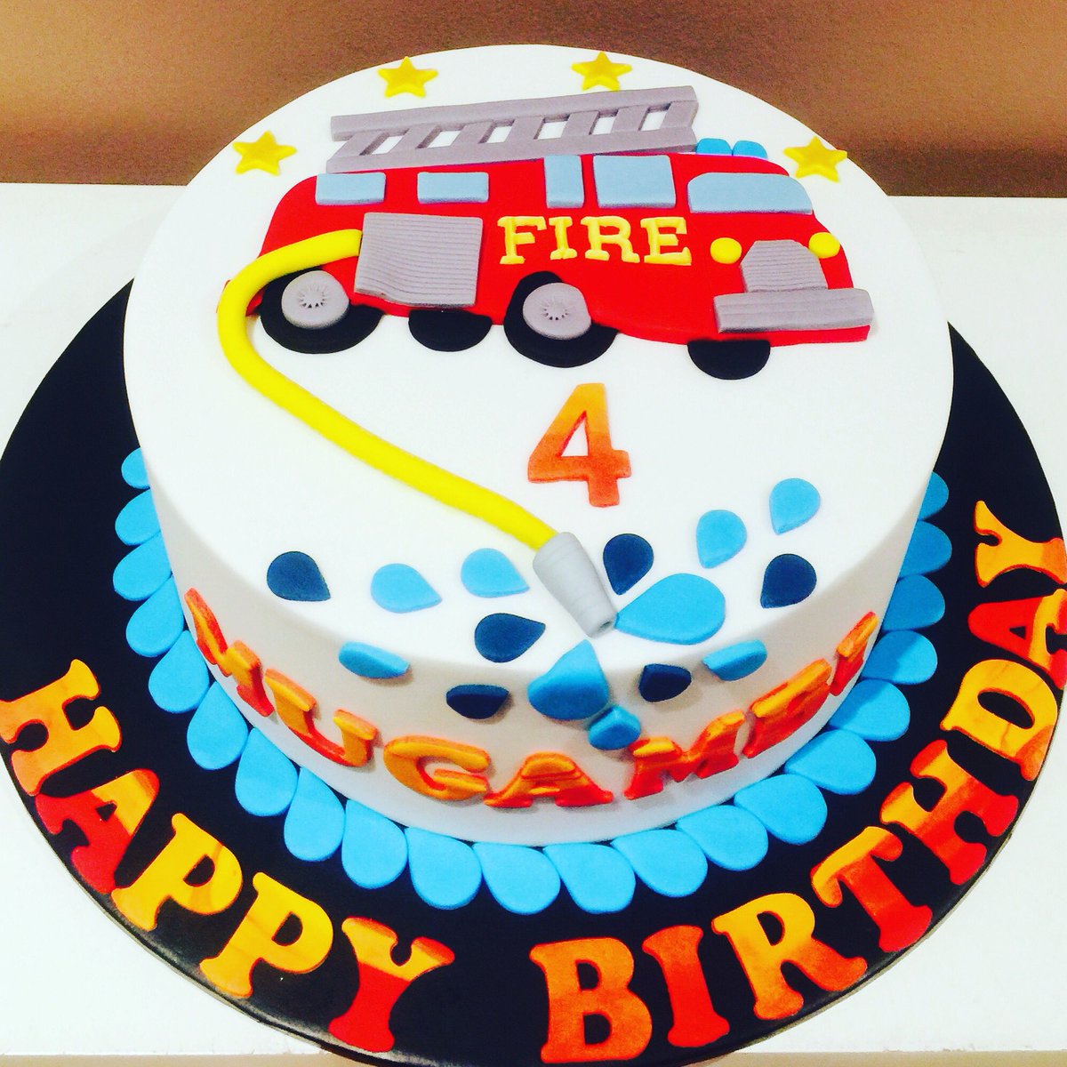 Emilyscakemill1's tweet photo. #lightmyfire fire engine #cake #fondant https://t.co/jI8dXYL8Zs