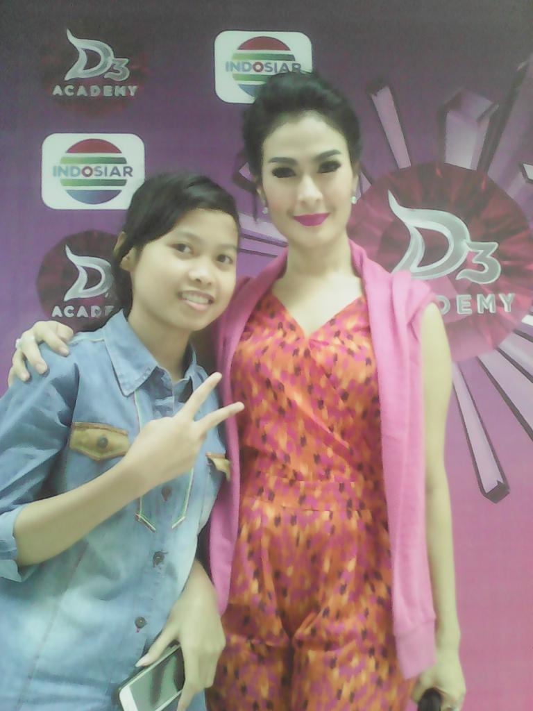 putri_fisda125's tweet photo. Yeeeeaaaaayyyyy akhirnya bisa ktemu lagi...
Mksh bunda.. sukses trus yaaaa @iis_dahlia https://t.co/0NBZ4uitd2