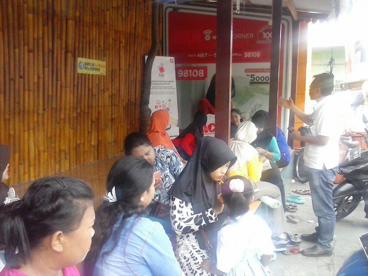 ompay62's tweet photo. Ibu2 aj semangat download PaDi, yg muda jgn mau kalah dong! #wico_RW01DewaKembar #pustakadigital @TelkomIndonesia https://t.co/ZKZOYTUWz6