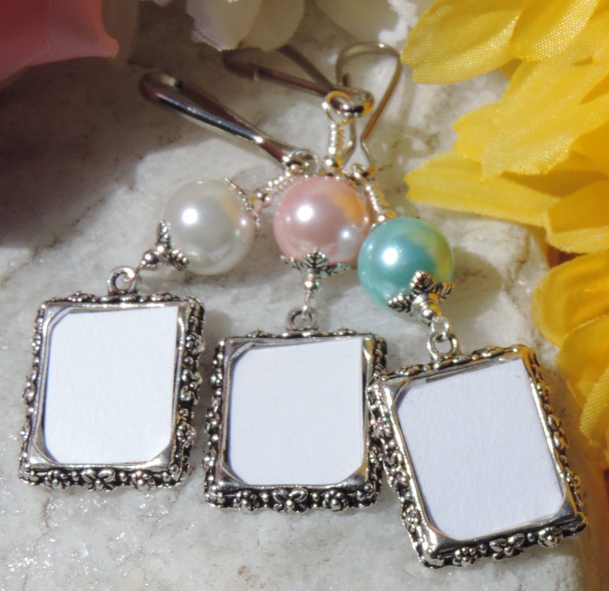 smilingbluedog's tweet photo. Here's a thoughtful #giftidea! #Wedding #bouquet charms https://t.co/yZEP93T2tW @Etsy #brides #pottiteam #etsymntt https://t.co/heo0DdPdPp