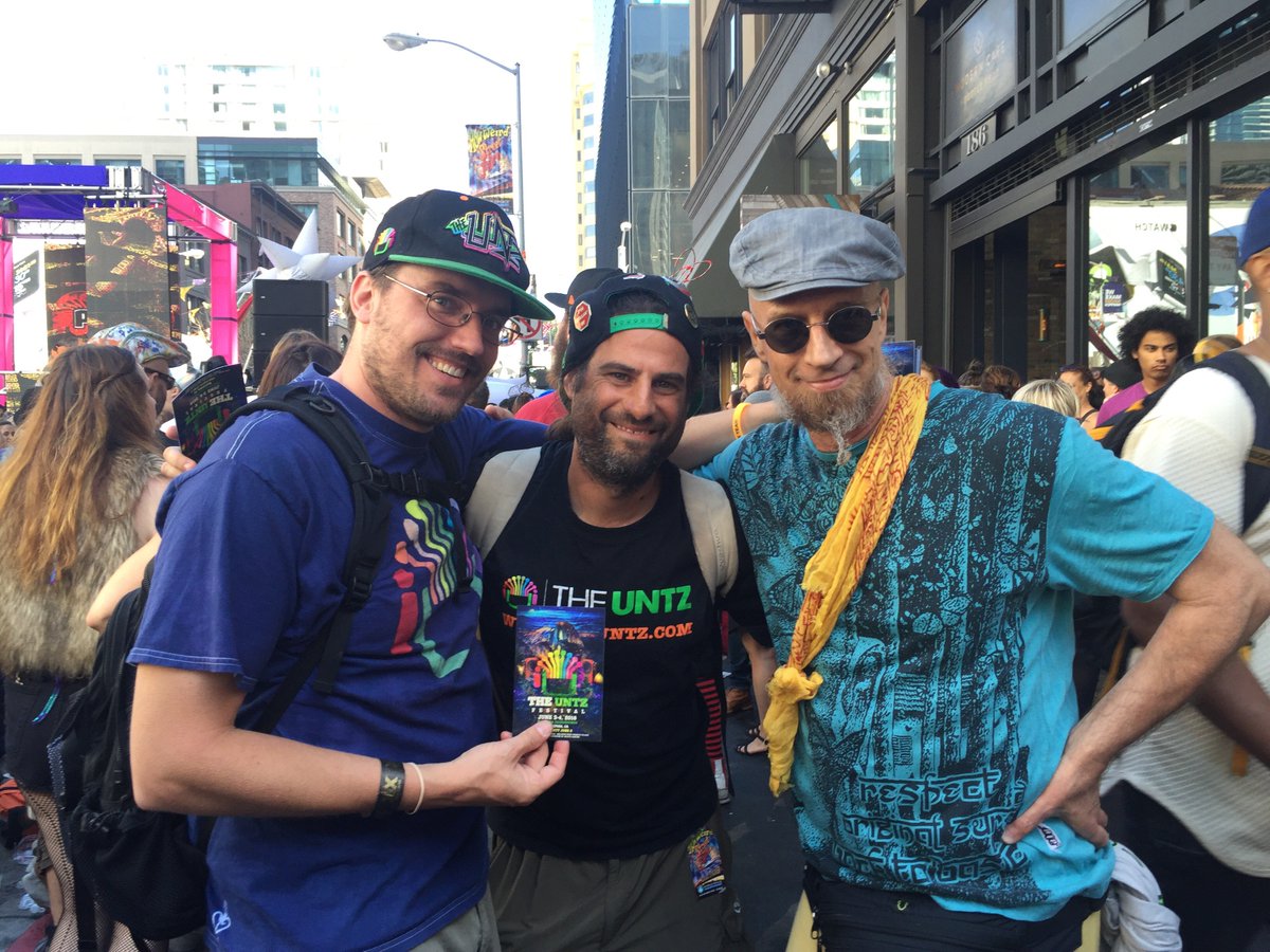 HowWeirdSF's tweet photo. @TheUntz in da house! #MagicSticker #HowWeirdStreetFaire #hwsf #HowWeird #hwsf2016 #PeaceTour #SanFrancisco #peace https://t.co/ysSKO2voYA