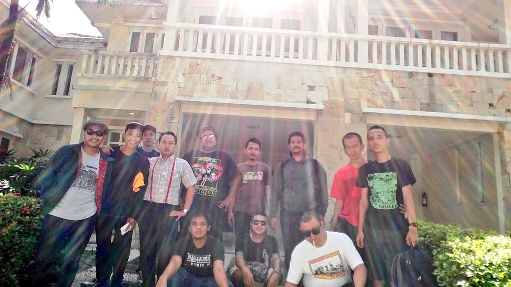 SentiMoods's tweet photo. Terima kasih buat waktu dan tenaga nya sahabat2 kami di surabaya @sbymodsmayday ..salam hormat utk kalian 🍻 https://t.co/UZlD2DX9T0