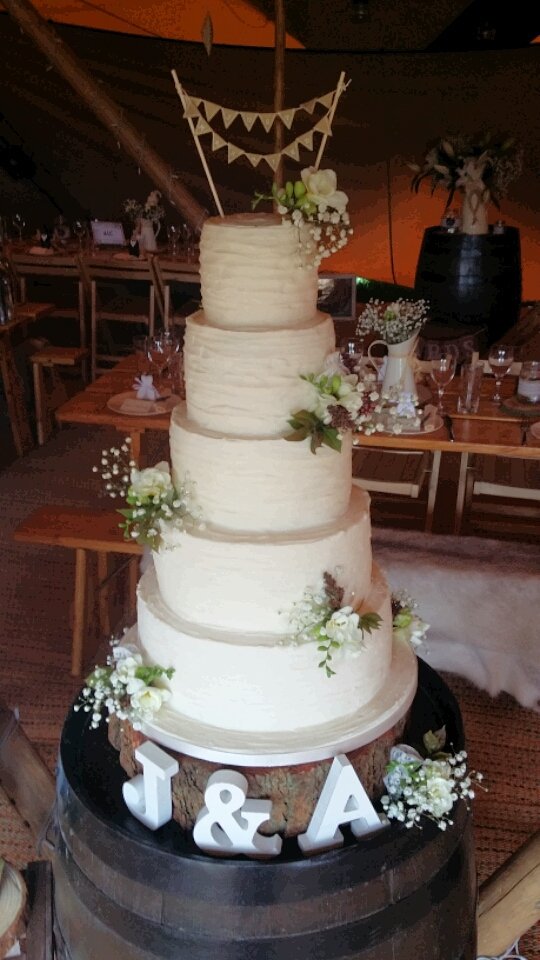 cakesandrealee's tweet photo. A Stunning Tipi wedding for a wonderful couple 💗 #weddingcake #tipiwedding #cakesbyandrealee #vintagewedding https://t.co/zwDVcfmUD3