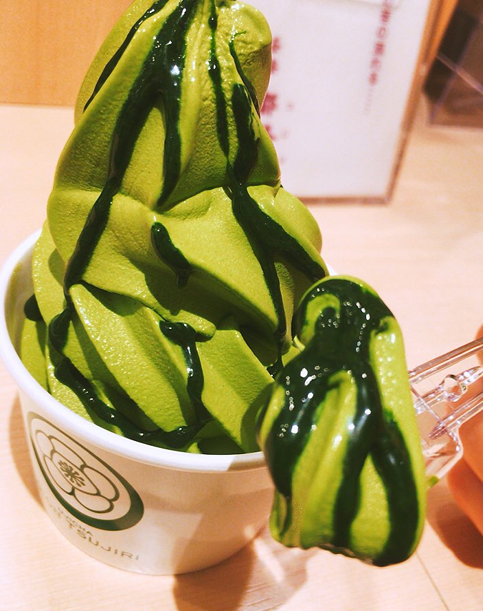 GreenkinaTEA's tweet photo. 茶寮都路里🌿抹茶練乳ソフトクリーム🍃🍃都路里のソフトクリームはコクがあって美味しくてスキ🍃それにこの抹茶練乳がすっっっごくンマ！！🌿🍃🍃リピートしてます🍃#greentea #matcha #tsujri #都路里 #京都駅 #抹茶 https://t.co/USAVz3GWqb