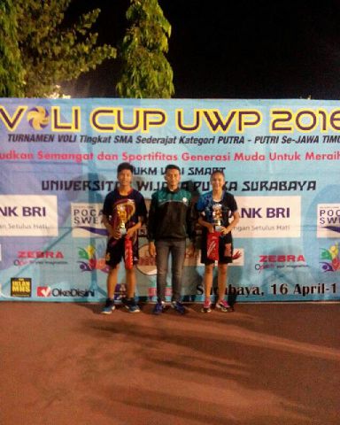 Dokumentasi penyerahan piala dan kenang-kenangan untuk pemenang MVP kategori putra - putri . #volicupuwp