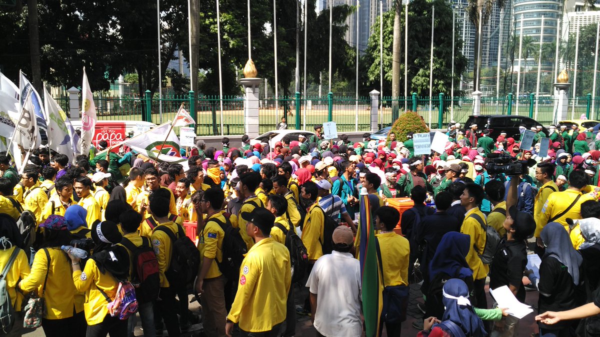 BEMUI_Official's tweet photo. UNJ telah bergabung dengan massa aksi dan Aksi dilanjutkan dengan orasi dari perwakilan UNJ #may2run https://t.co/xZIwPUPhok
