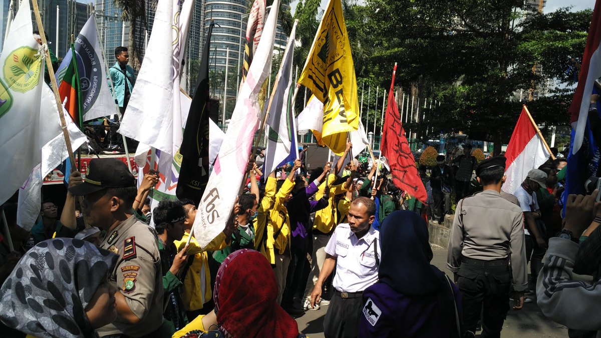 BEMUI_Official's tweet photo. UNJ telah bergabung dengan massa aksi dan Aksi dilanjutkan dengan orasi dari perwakilan UNJ #may2run https://t.co/xZIwPUPhok