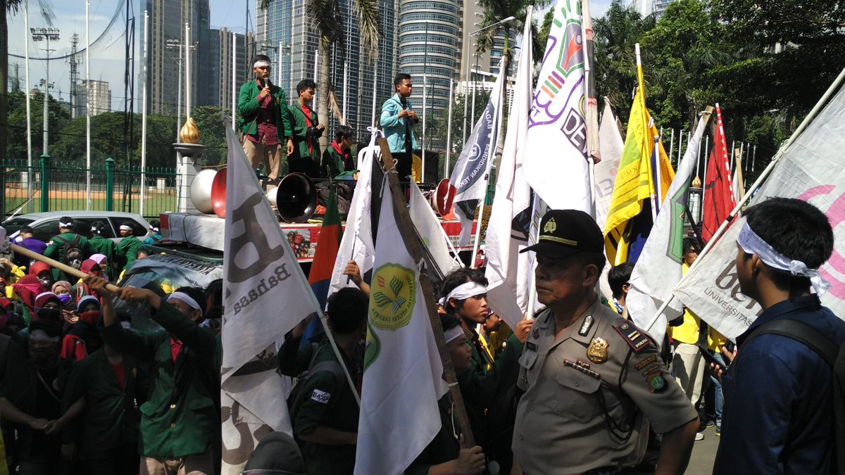 BEMUI_Official's tweet photo. UNJ telah bergabung dengan massa aksi dan Aksi dilanjutkan dengan orasi dari perwakilan UNJ #may2run https://t.co/xZIwPUPhok