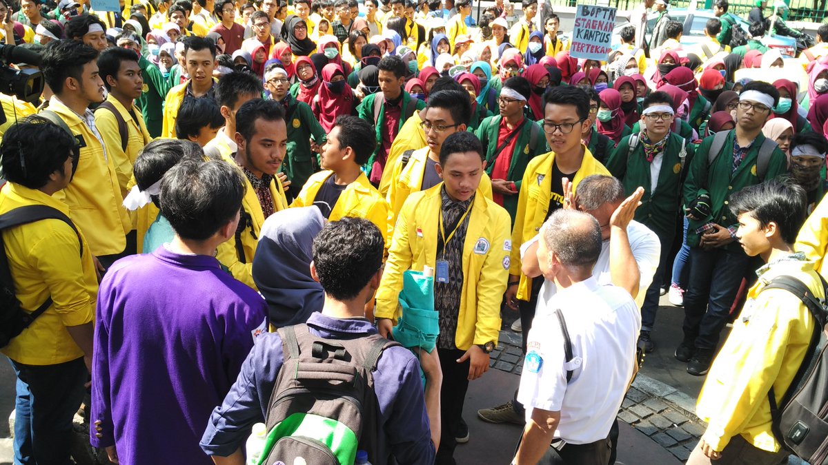 Maenggok's tweet photo. Ngapain!, udah pulang aja sonoh @BEMUI_Official: Situasi terkini di titik aksi depan gedung @kemristekdikti #May2Run https://t.co/5FgEH1yfos