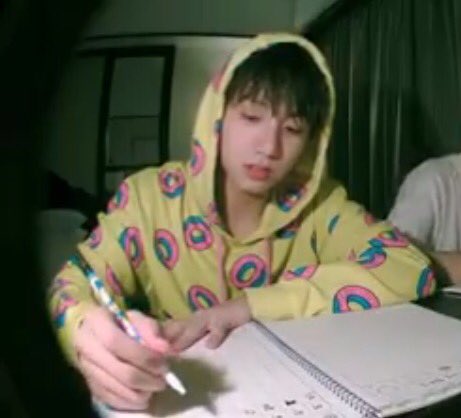 littlebirdAGAZE's tweet photo. คือร่ะ...เสื้อคู่อ่อ 😂 นี่ชิปข้ามวงได้ม๊ะ #jongkookBTS #markGOT7 https://t.co/7UL50l0pt3