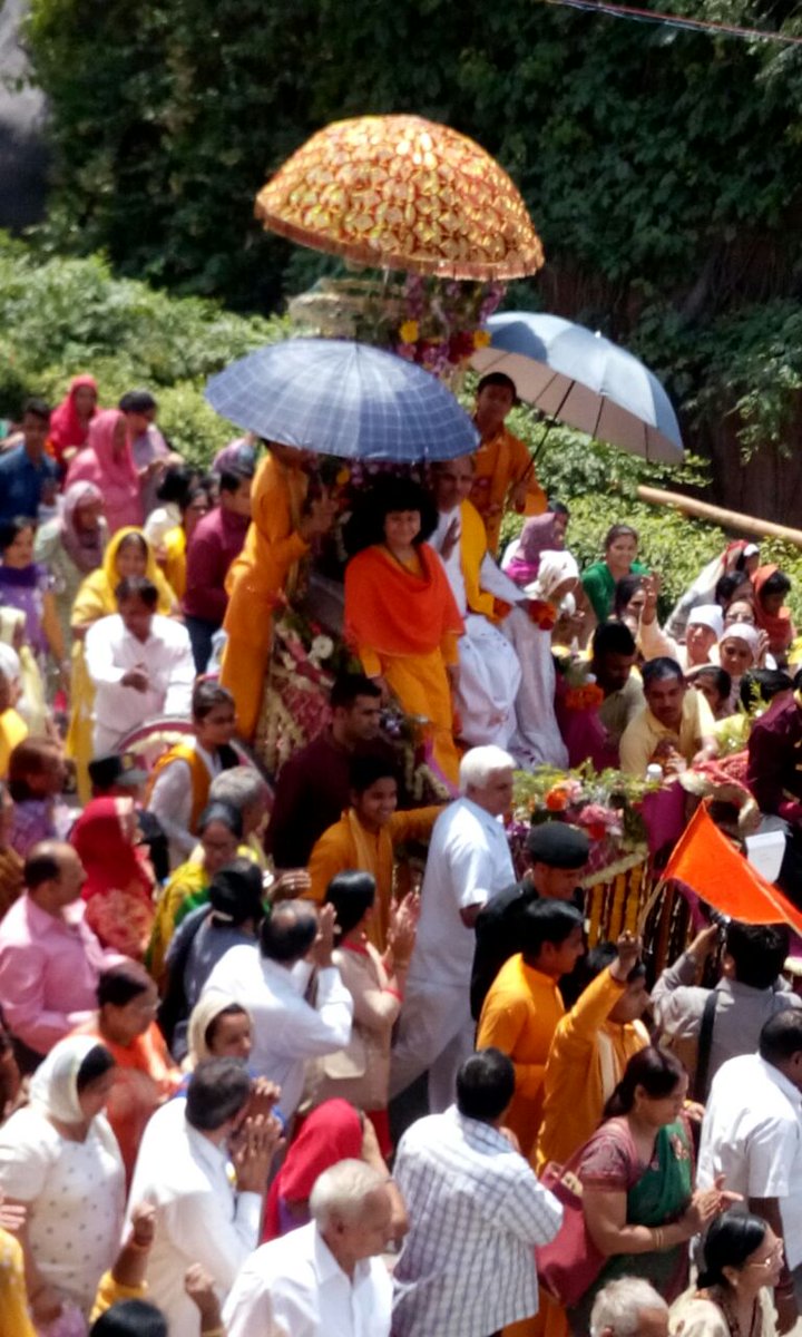 drarchikadidi's tweet photo. Joyful celebration of Ullas Parv at Anandham Ashram #UllasParv #lifepathway #drdidi #hariom https://t.co/g7W8NeFVpc