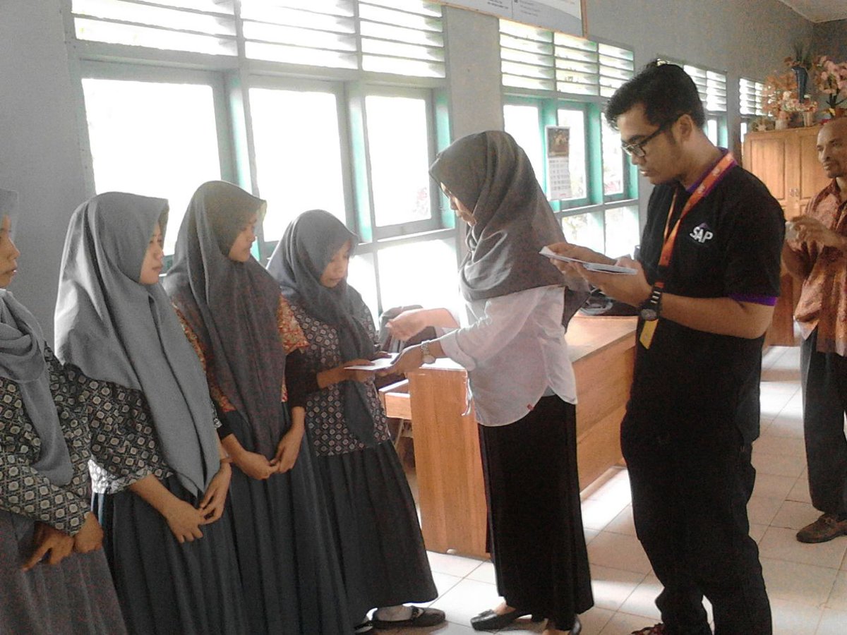 SapExpress's tweet image. Antusias warga Kendari Kel. Puwatu Kec. Puwatu menerima KIP (Kartu Indonesia Pintar)
#KartuIndonesiaPintar