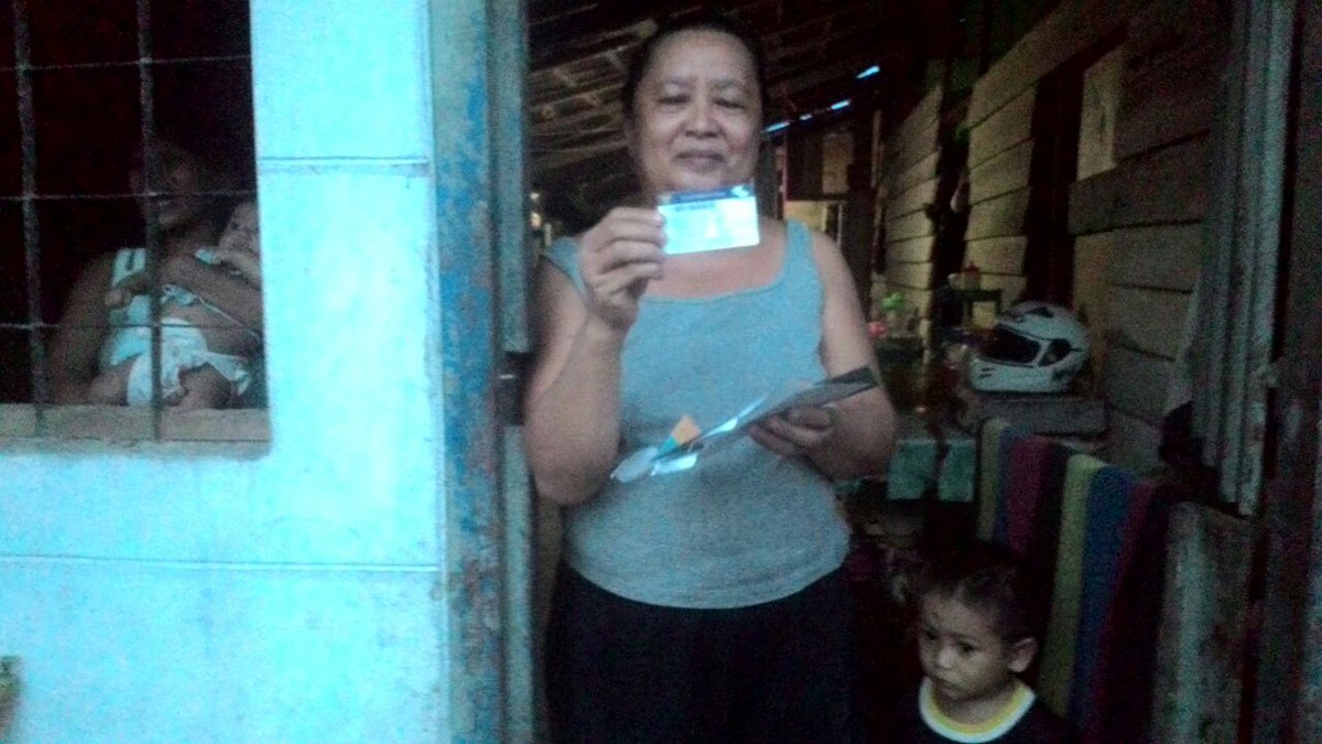 SapExpress's tweet image. Antusias warga Kendari Kel. Puwatu Kec. Puwatu menerima KIP (Kartu Indonesia Pintar)
#KartuIndonesiaPintar