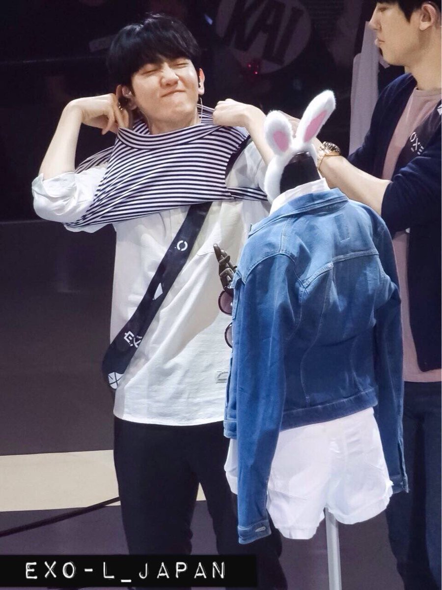 CHANBAEK_FAMILY's tweet photo. 160502 แบคฮยอนนี่โชคดีเนอะ มีแฟนดี๊ดีอะ ทำหน้างอแงนิดงอแงหน่อยก็พี่ชานก็รีบมาเอาใจละ รักกันมากน่าดู💞
cr.EXO-L_JAPAN https://t.co/Zj2rJhRqqW
