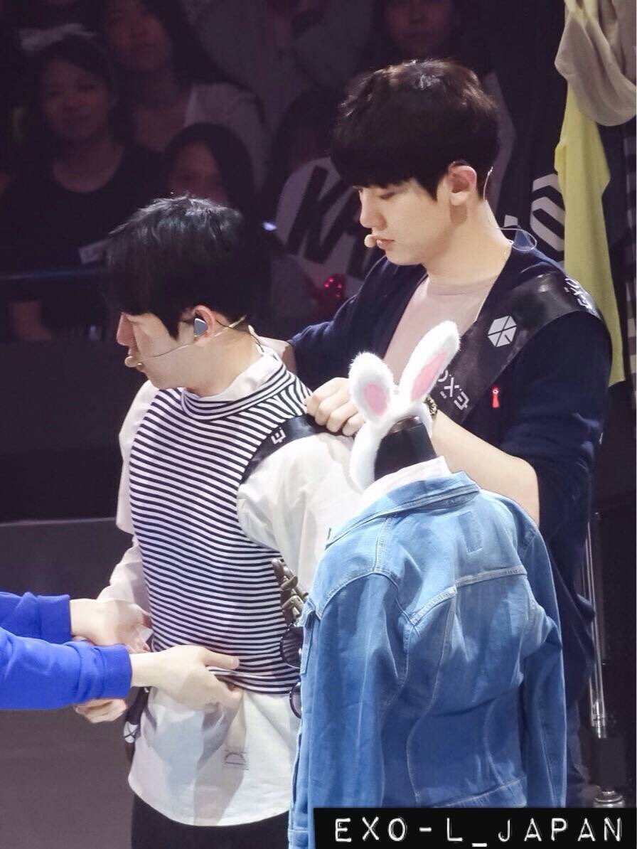 CHANBAEK_FAMILY's tweet photo. 160502 แบคฮยอนนี่โชคดีเนอะ มีแฟนดี๊ดีอะ ทำหน้างอแงนิดงอแงหน่อยก็พี่ชานก็รีบมาเอาใจละ รักกันมากน่าดู💞
cr.EXO-L_JAPAN https://t.co/Zj2rJhRqqW
