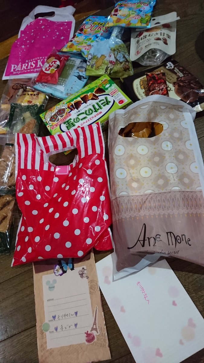 moritamaa's tweet photo. 帰宅して頂いたお菓子広げて、そしたら涙が出てきた。素敵な出会いをありがとうKAT-TUN。KAT-TUNのおかげで、本来出会��はずのなかった県外の沢山のハイフンさんと出会えました。ありがとうKAT-TUN。KAT-TUN大好きだ～～ https://t.co/FSe6tt7H3u