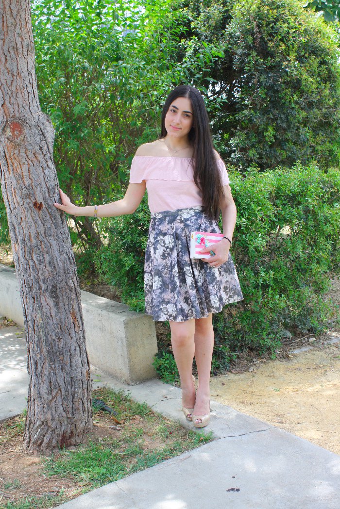 Simoni_Cute's tweet photo. now on the blog: a pastel outfit with @OneByOneJewels  and #displexia bag #pasteloutfit #fblogger #girly https://t.co/Wy6w19Bfa9