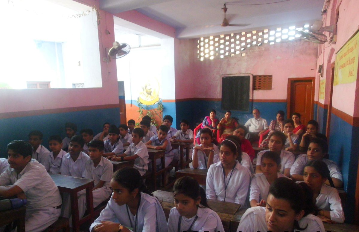Think_mindset's tweet photo. With students of Jagriti Niketan School. Guiding them about the brighter prospects of life. #ChallengeExtremism https://t.co/Y6qSZbxgkg