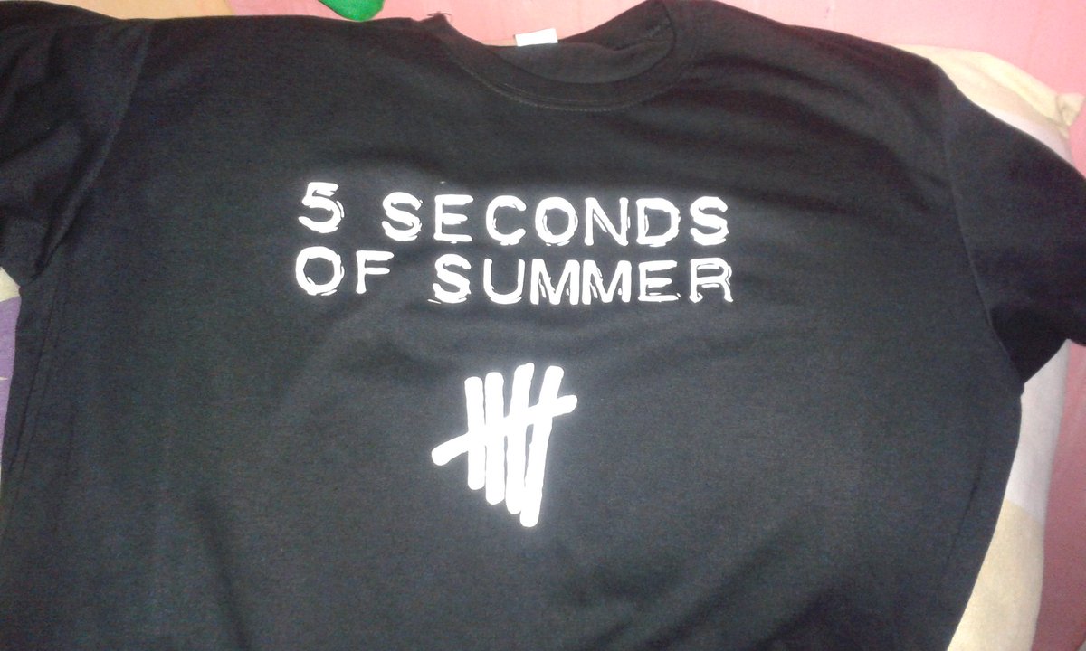 5secondsofuniq's tweet photo. YAAAY FINALLY GOT THIS 5SOS SHIRT ^_^ thank u so much @bandteesph ❤ https://t.co/Zar50KP8dk