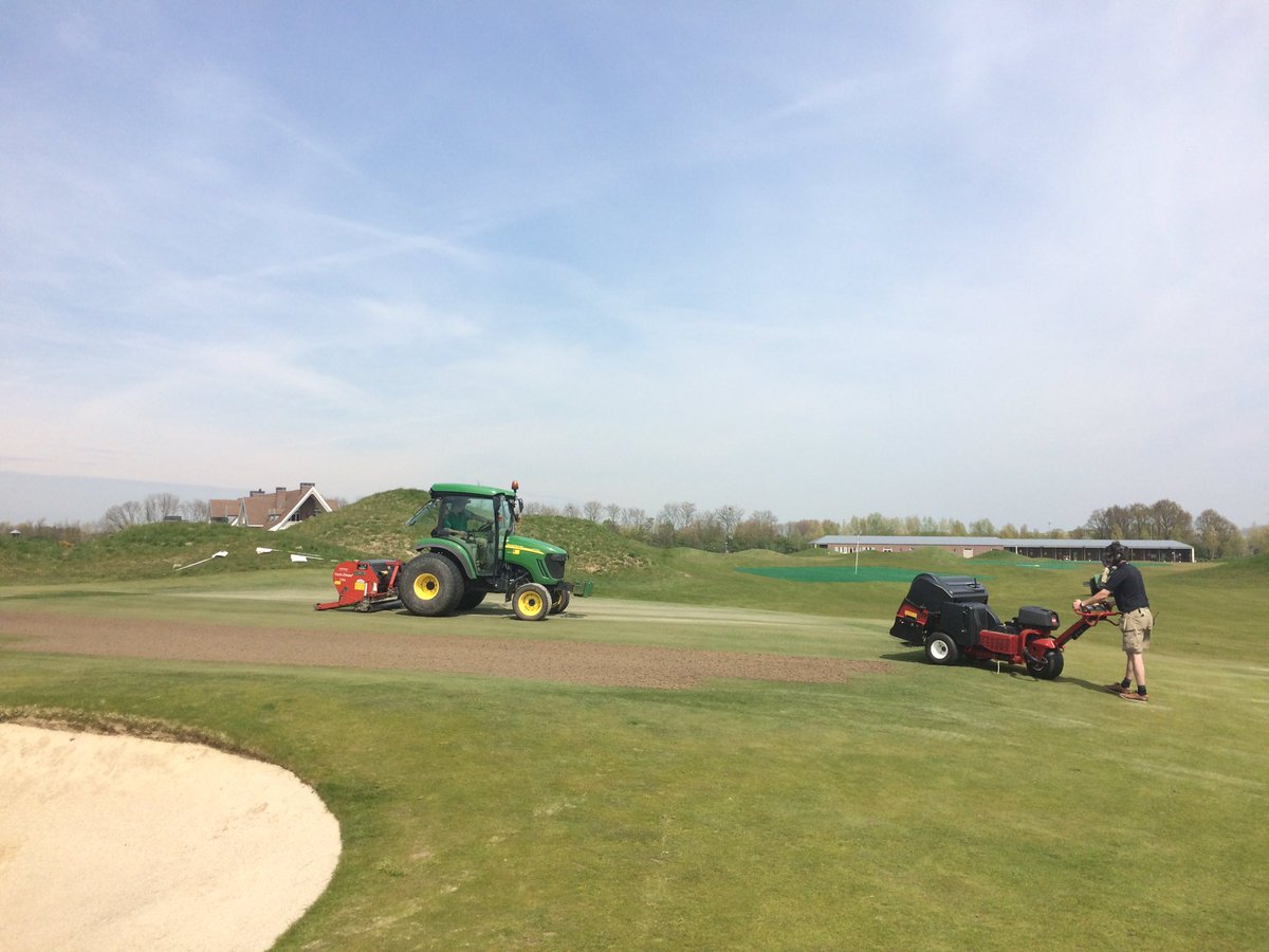 GolfTheDutch's tweet photo. Groot onderhoud ! Alles op schema en met dit weer herstelt baan snel weer tot Dutch quality: thx Niall en zijn team! https://t.co/hEyaOattCl