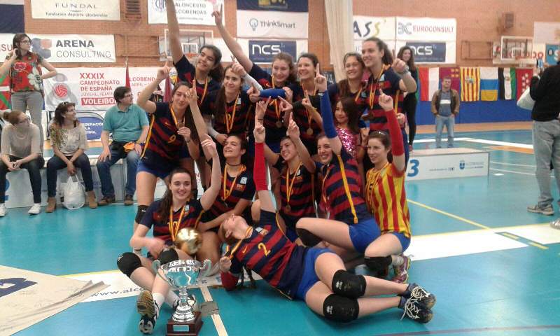VoleiCatala's tweet photo. Brillant @CVBarcelona !!! Doble campió d'Espanya. Derrota en la final a amfitrió 3-0 #CEJFVB https://t.co/tPjlTVkSgf https://t.co/7Stth10dpk