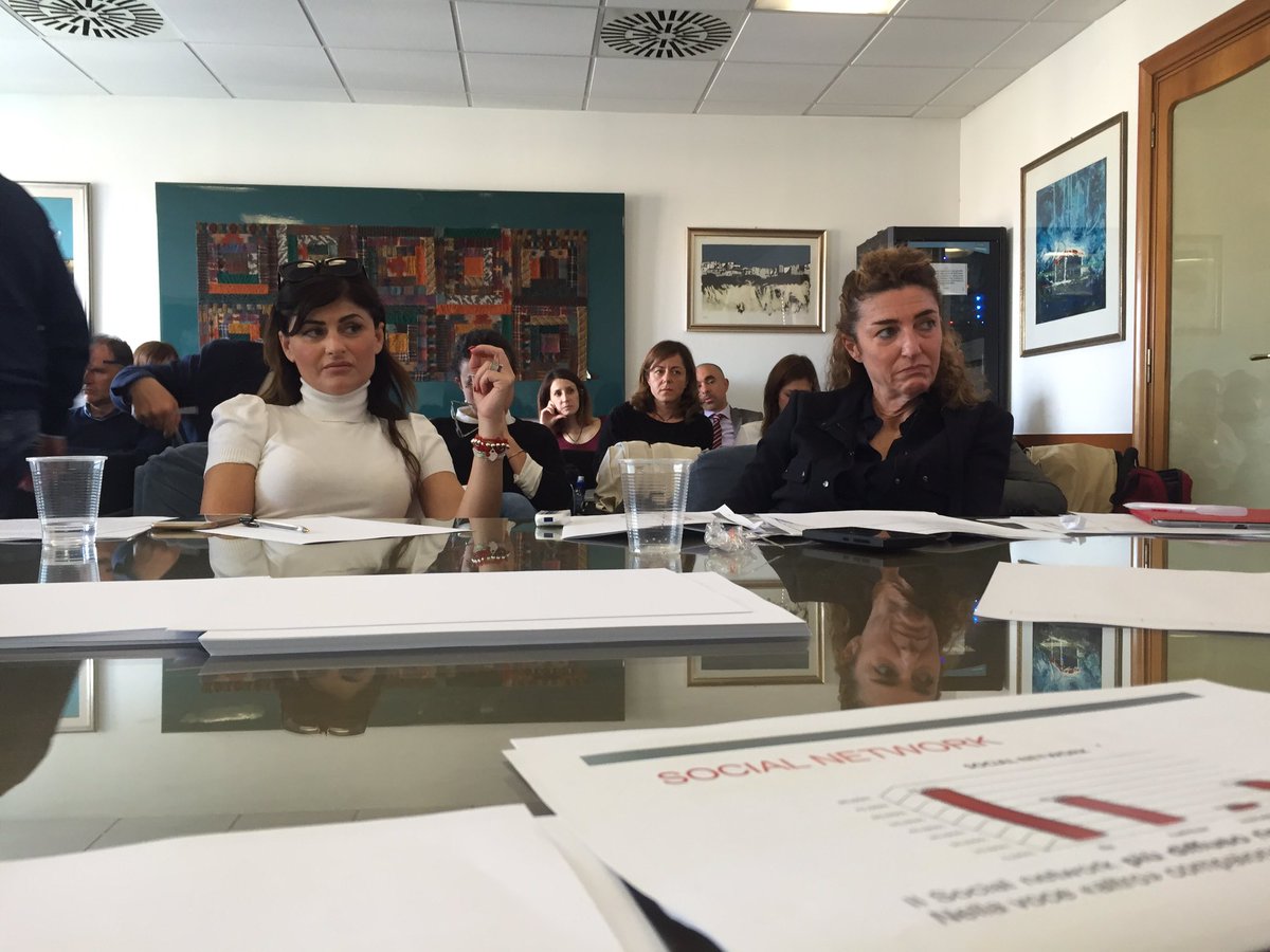 fdicos10's tweet photo. #socialbus prosegue in Asstra percorso per sviluppo della comunicazione social nel trasporto pubblico. Avanti così! https://t.co/za0Yb0Gdwz