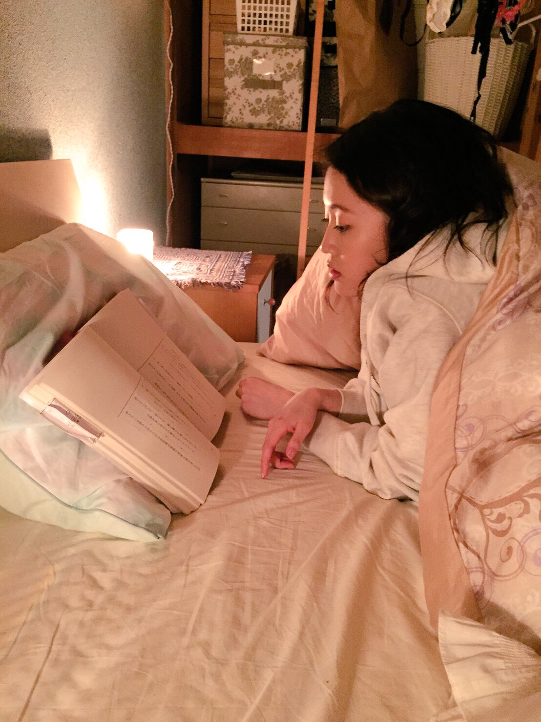 Twitter 上的 Tbs 毒島ゆり子のせきらら日記 みなさんこんばんは 撮影はクランクアップしましたがツイッターとインスタグラムでは引き続き撮影現場の様子をお伝えします 撮影スタンバイ中 ベッドのなかでセリフを覚えるゆり子 毒島 前田敦子 T Co