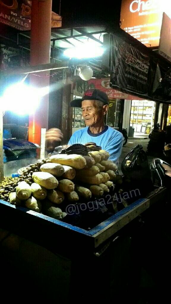 Jogja24Jam's tweet photo. #SosokHariIni Mbah Suwarno,70th.jualan jagung,pisang&amp; kcang rebus d jakal KM7,5 dpn swalyan Mekar, jka lwt larisi ya https://t.co/aqpFysdGK0