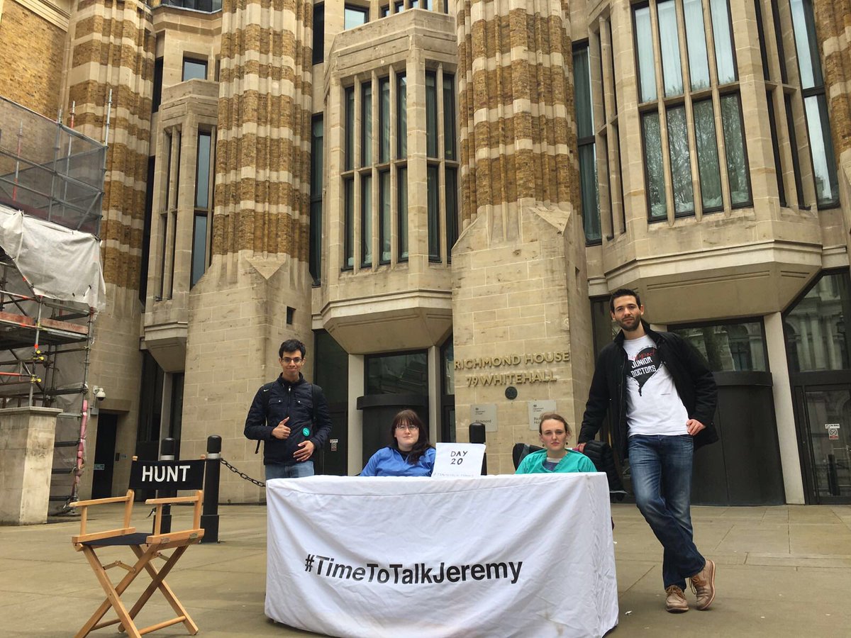 AdeMarvao's tweet image. Day 20: #juniordoctors came all the way from Sheffield to speak to @Jeremy_Hunt. #oneprofession #timetotalkjeremy