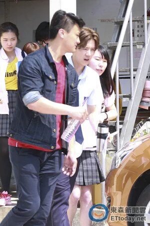 silveroceanMY's tweet photo. 160502 ETtoday update with #LuHan #LuHanGoToSchool https://t.co/Nwazut6Luz