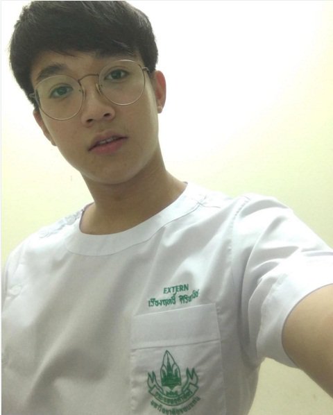 RitZ__Both's tweet photo. เมื่อคืน...on stage
วันนี้...on service

เริ่มต้นชีวิต extern วันแรก พร้อมดูแลผู้ป่วยทุกท่านครับ 😃 #myfirstpriority https://t.co/TqxLHnx7Yi