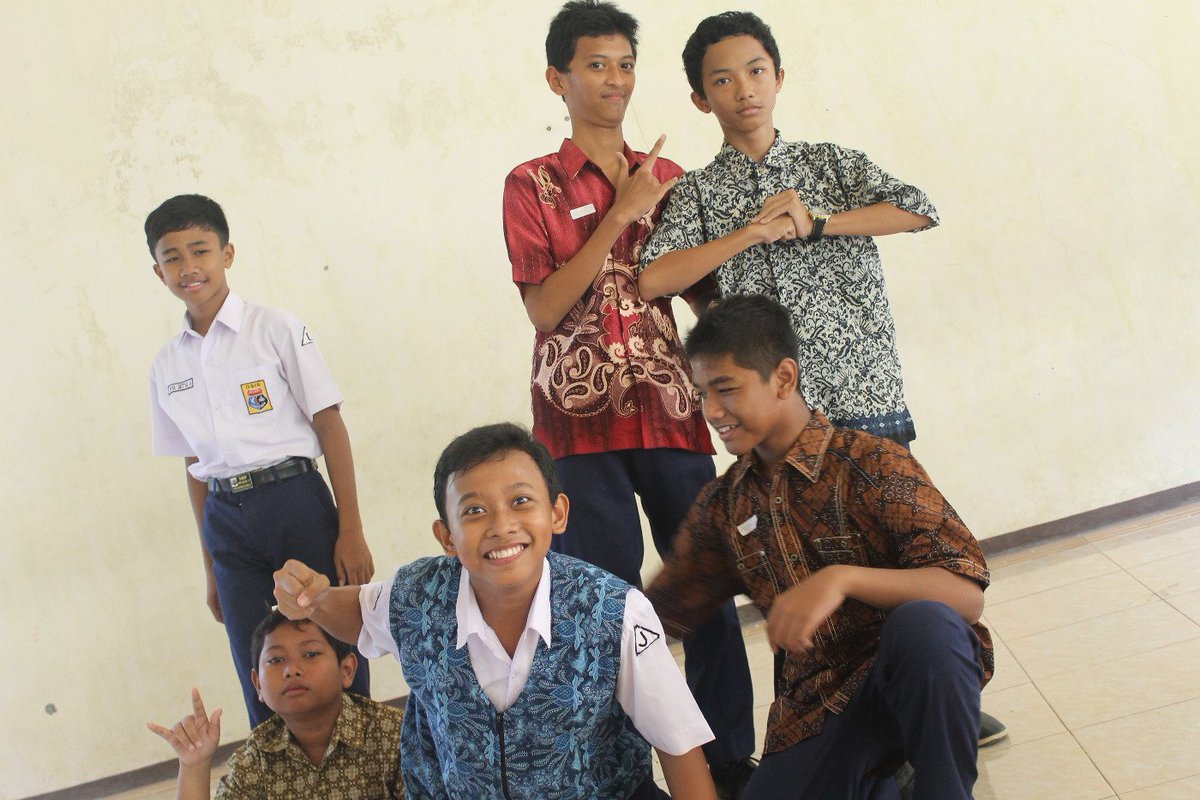 JOSSOK_class's tweet photo. capt.. what are you doing?? :V https://t.co/xHiwYvgRIG