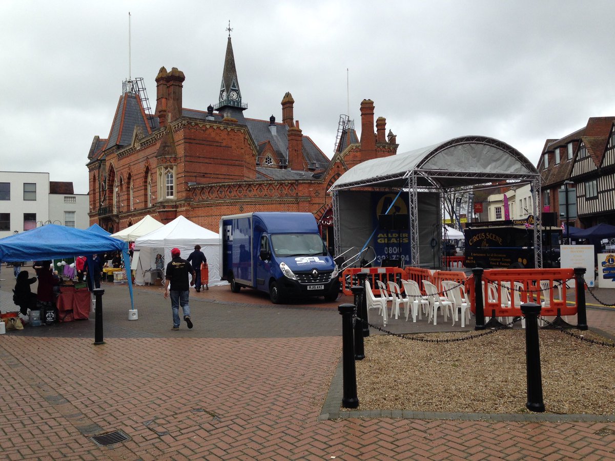 MyLocalWoko's tweet photo. The markets are setting up for the May Fayre. Should be ready in about 30 minutes' time! #woky #mylocal https://t.co/NuztQjTwP5