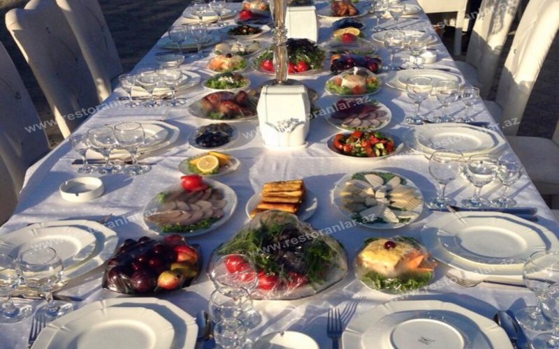 Öz əvəzolunmaz Avropa və milli mətbəxi ilə gələn qonaqlarınızı heyran edəcək.
Mobil : (055) 620 06 00