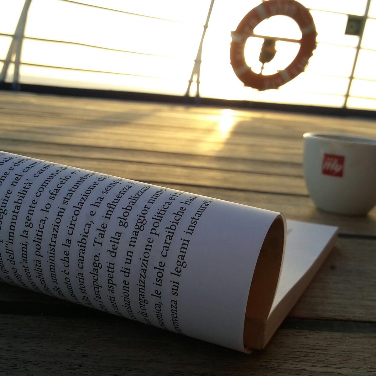 illyIT's tweet photo. RT @Crocieristi: #assaporando #LibriInFoto #navigando con la mente e lo spirito #perQuello che la vita offre #lunedi https://t.co/4T2oaH8N1W