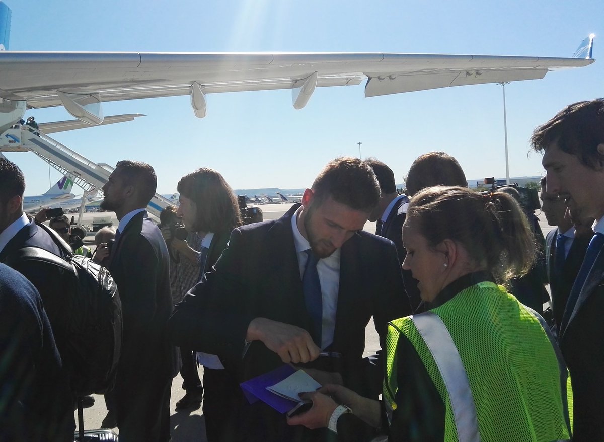 Atleti's tweet photo. Nuestro vuelo está a punto de despegar. ¡Nos vamos! MADRID ✈ MÚNICH #FCBAtleti #UCL #AúpaAtleti https://t.co/jhSvob1CDZ