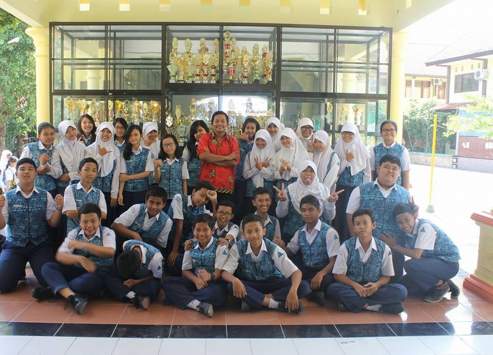 JOSSOK_class's tweet photo. fto w/ walikelas 8J 2014/2015 Mr. Purwanto https://t.co/u6VIfvJpxU
