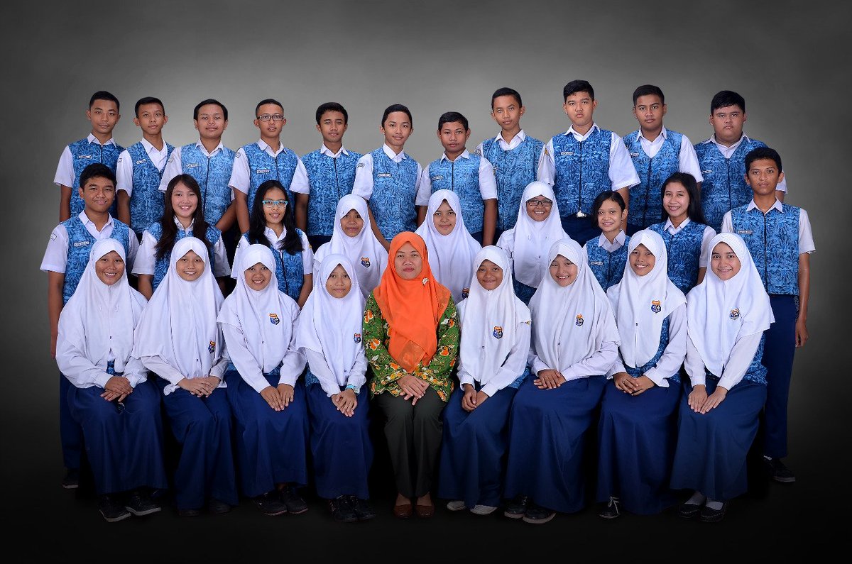 JOSSOK_class's tweet photo. fto w/ walikelas 9J 2015/2016 Mrs. Nensiana Ulfa https://t.co/nrqdYhdQIB