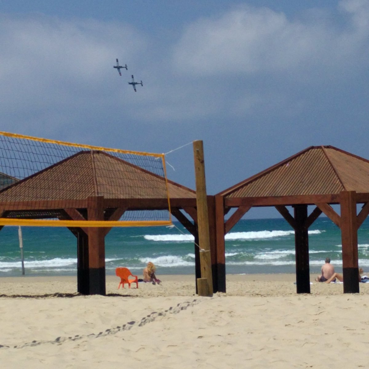 renatamosh's tweet photo. Whats going on? #beach #israel #TelAviv https://t.co/Y89F2iGNQJ