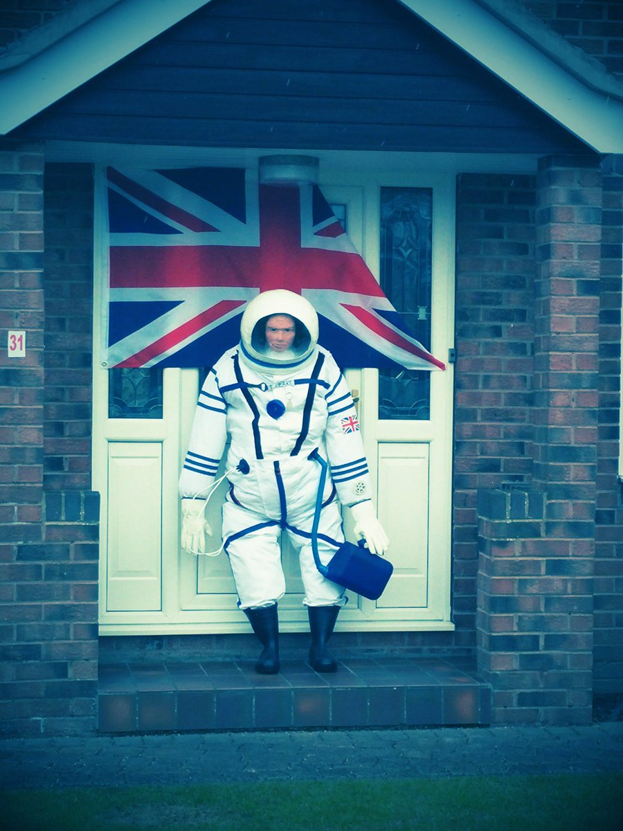 space_lass's tweet photo. We've really enjoyed scarecrow hunting at #hwsf16 especially all our @astro_timpeake sightings 😄 @HWScarecrowFest https://t.co/pNVInLti2d