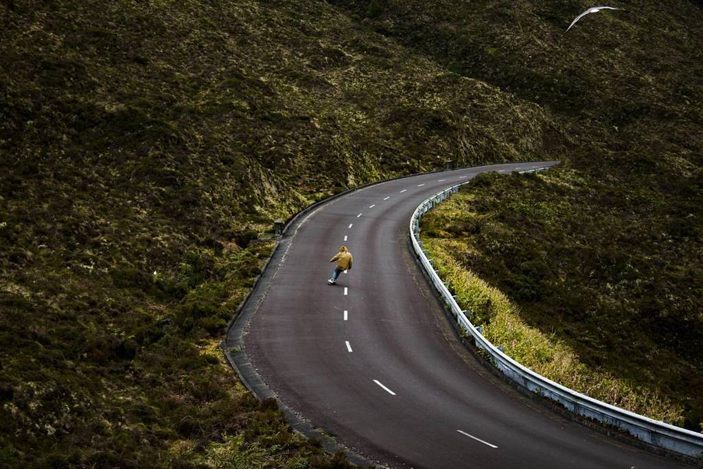Nos gusta la foto That freedom feeling when skating down a lonely sneaky road... Rider: @jordillorens_ #canon_photo…