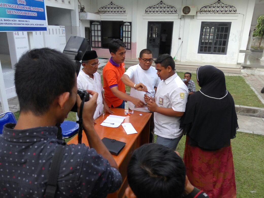 SapExpress's tweet image. Antusias warga Aceh Besar saat penyerah Kartu Indonesia Pintar
#KartuIndonesiaPintar