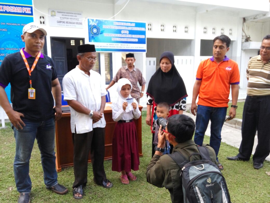 SapExpress's tweet image. Antusias warga Aceh Besar saat penyerah Kartu Indonesia Pintar
#KartuIndonesiaPintar