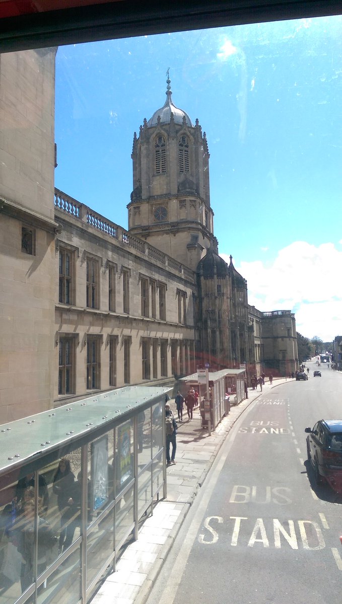 Guinnessisgd4u's tweet photo. Not a bad view on the bus home! Got to #love living in #Oxford #tomtower @ChCh_Oxford #StAldates https://t.co/oK3kZ9dihr