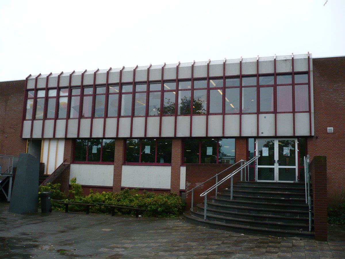 VinkVts's tweet photo. Prachtige renovatie gevels &amp; kozijnen Herman Brood Academie met AveryDennison Facadefolie door Holland Geveltechniek https://t.co/Cb2w3RzjTI