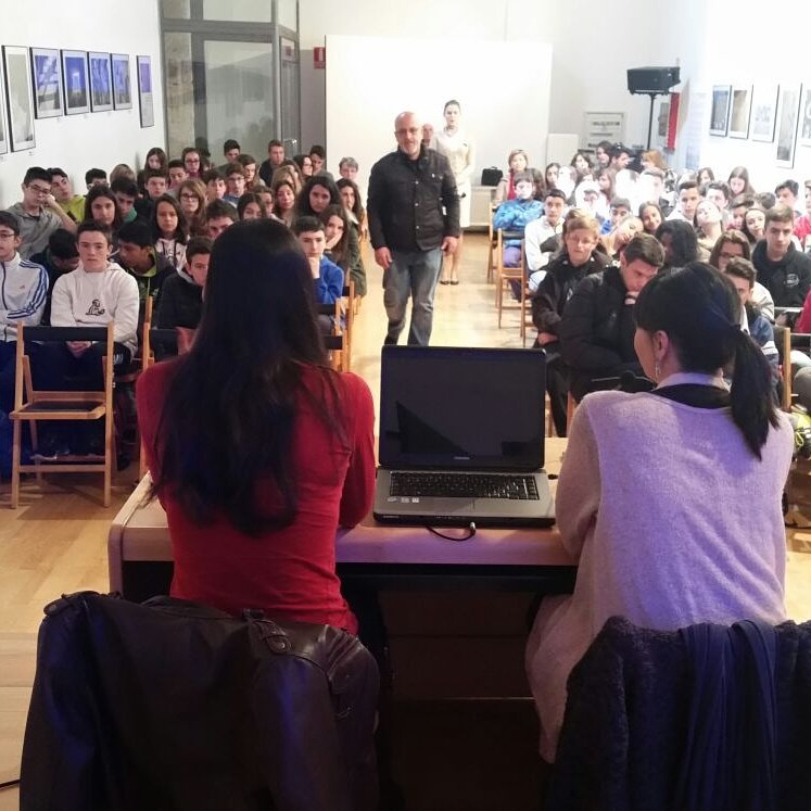 monterojosean's tweet photo. Disfrutando del encuentro de Julia de la Fuente @nixy_ con jóvenes lectores del #Hervás en #cuencalee #makingdos https://t.co/xfWOw1kIrG